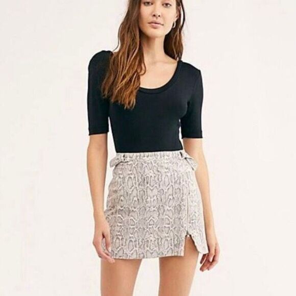 Free People Women's Ivory Snakeskin Print Mini Skirt Size 2 - Picture 1 of 12